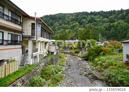 【奈良県/天川村】洞川温泉・山上川と温泉街の風景 【奈良県/天川村】洞川温泉・山上川と温泉街の風景 133059026
