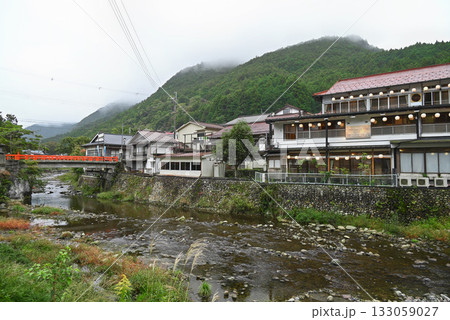 【奈良県/天川村】洞川温泉・山上川と温泉街の風景 【奈良県/天川村】洞川温泉・山上川と温泉街の風景 133059027