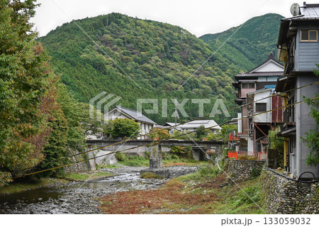【奈良県/天川村】洞川温泉を流れる山上川とその周辺の風景 133059032