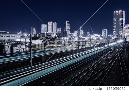 名古屋市、JR東海名古屋車両区と名古屋駅のビル群の夜景 名古屋市、JR東海名古屋車両区と名古屋駅のビル群の夜景 133059082
