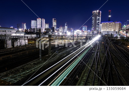 名古屋市、JR東海名古屋車両区と名古屋駅のビル群の夜景 名古屋市、JR東海名古屋車両区と名古屋駅のビル群の夜景 133059084