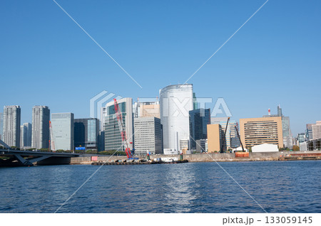 勝どきから見た汐留の高層ビル群 勝どきから見た汐留の高層ビル群 133059145
