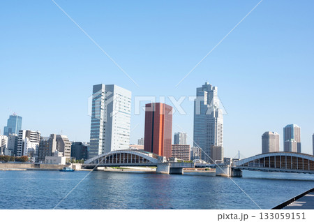 隅田川に架かる勝鬨橋 133059151