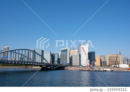 隅田川に架かる築地大橋 隅田川に架かる築地大橋 133059152