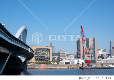 勝どきから見た築地大橋と汐留の高層ビル群 勝どきから見た築地大橋と汐留の高層ビル群 133059154