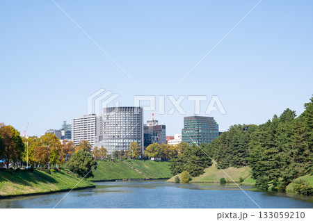 お堀と半蔵門周辺の高層ビル群の風景 133059210