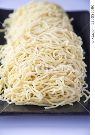 皿に盛った中太生ラーメン 133059390