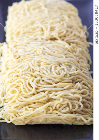 皿に盛った中太生ラーメン 133059417