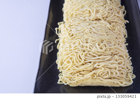 皿に盛った中太生ラーメン 皿に盛った中太生ラーメン 133059421