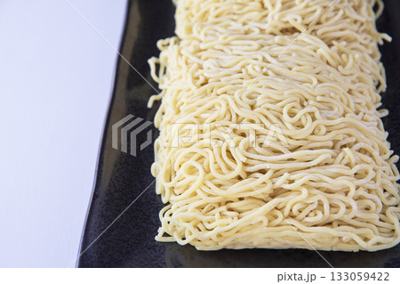 皿に盛った中太生ラーメン 皿に盛った中太生ラーメン 133059422