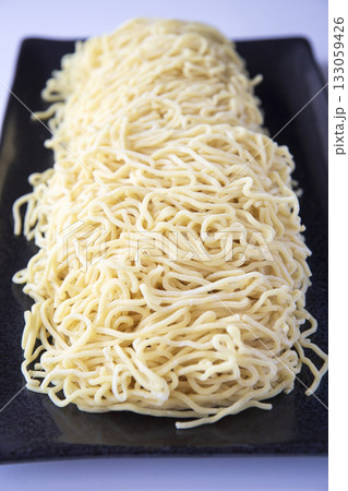 皿に盛った中太生ラーメン 皿に盛った中太生ラーメン 133059426