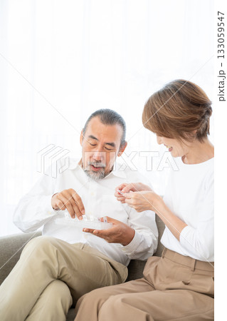 薬を飲むシニア男性 133059547
