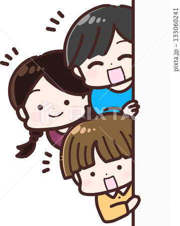 壁の左から顔を出して笑っている子供たち 壁の左から顔を出して笑っている子供たち 133060241