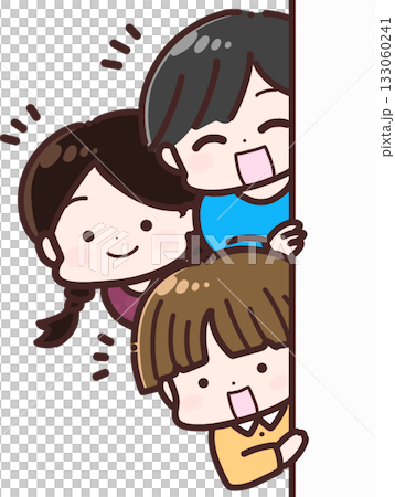 壁の左から顔を出して笑っている子供たち 壁の左から顔を出して笑っている子供たち 133060241