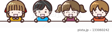 壁の上から顔を出して笑っている子供たち 133060242