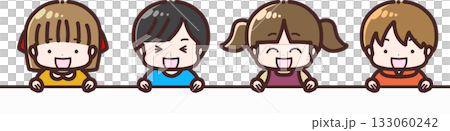 壁の上から顔を出して笑っている子供たち 133060242