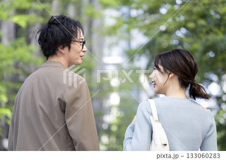 街を歩く笑顔の30代の男女 街を歩く笑顔の30代の男女 133060283