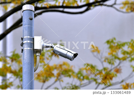 日本の東京都市景観 街角の防犯カメラ。（防犯カメラ作動中　不審者を見かけたら警察…）＝横浜市内 133061489