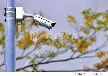 日本の東京都市景観 街角の防犯カメラ。（防犯カメラ作動中　不審者を見かけたら警察…）＝横浜市内 133061490