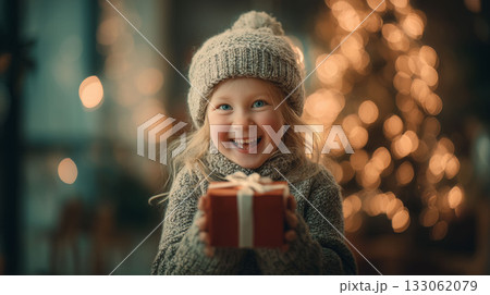 クリスマスプレゼントを手にして嬉しそうに微笑むかわいい子供 喜びが伝わる幸せな表情 クリスマスプレゼントを手にして嬉しそうに微笑むかわいい子供 喜びが伝わる幸せな表情 133062079