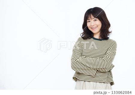 笑顔で考えている女性 133062084