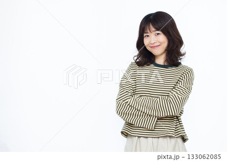笑顔で考えている女性 笑顔で考えている女性 133062085