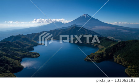 高度1000mの視点から捉えた富士山と湖の雄大なパノラマ　空から眺める壮観な絶景 133062193