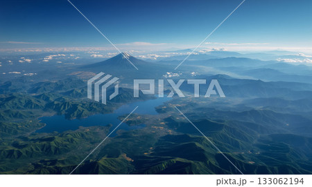 富士山と湖を1000m上空から見下ろす空撮パノラマ　壮大な自然が広がる圧巻の絶景風景 133062194