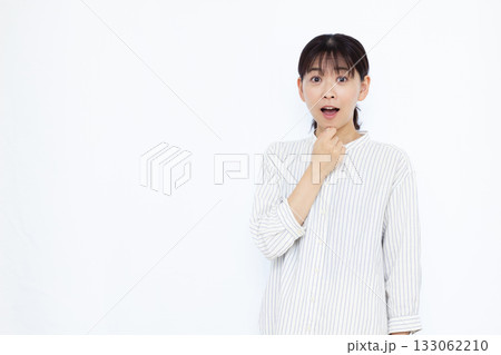びっくり驚いている女性 133062210
