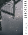 雨の日のビルの屋上 133062353