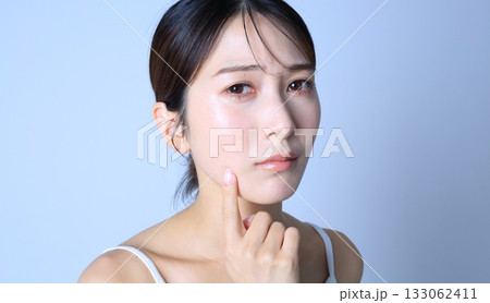 肌荒れに悩む女性イメージ 肌荒れに悩む女性イメージ 133062411
