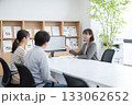 相談を受けるFPの女性 133062652
