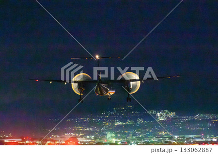夜の伊丹空港 133062887