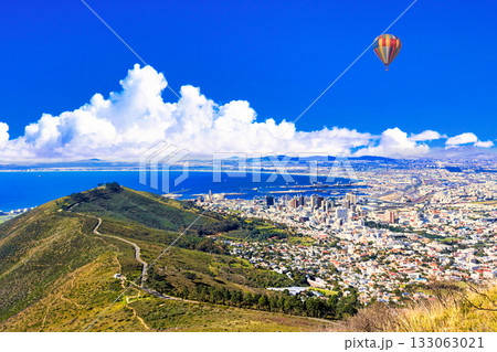 ケープタウン上空を漂うバルーン 133063021