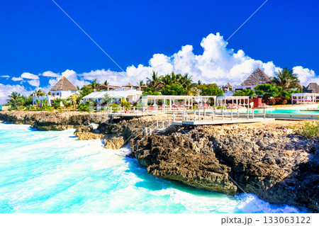 ザンジパルリゾートの美しいサンゴ礁の海 133063122