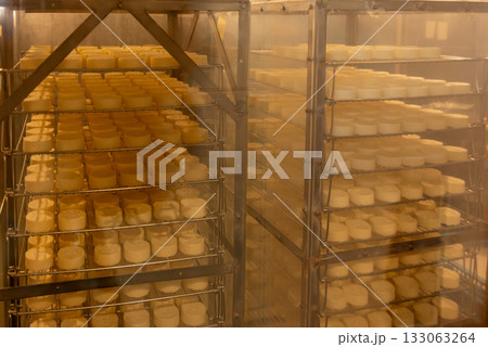 ラックに並べられたチーズが工房内で熟成される様子 ラックに並べられたチーズが工房内で熟成される様子 133063264