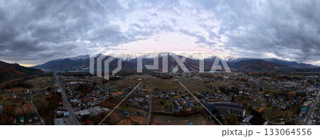 日の出前の白馬の三段紅葉 長野県白馬村(ドローンによる空撮) 日の出前の白馬の三段紅葉 長野県白馬村(ドローンによる空撮) 133064556
