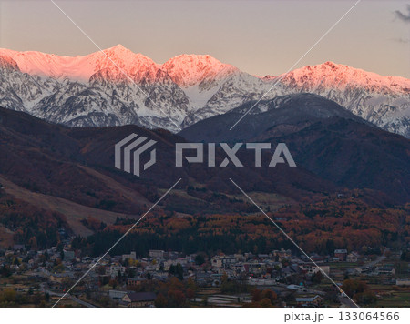 紅葉に染まる里山と白馬三山のモルゲンロート　長野県白馬村（ドローンによる空撮） 133064566