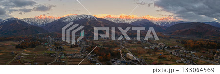 紅葉に染まる里山と冠雪した白馬連峰のモルゲンロート 長野県白馬村(ドローンによる空撮) 紅葉に染まる里山と冠雪した白馬連峰のモルゲンロート 長野県白馬村(ドローンによる空撮) 133064569