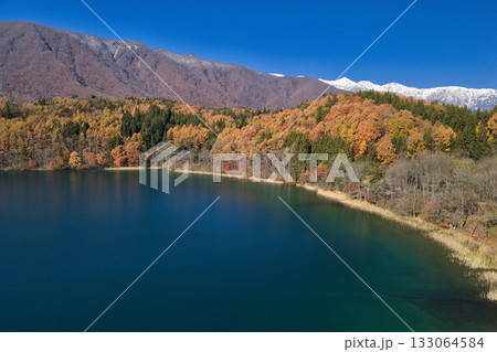 紅葉に包まれた青木湖と冠雪した白馬三山 長野県大町市(ドローンによる空撮) 紅葉に包まれた青木湖と冠雪した白馬三山 長野県大町市(ドローンによる空撮) 133064584