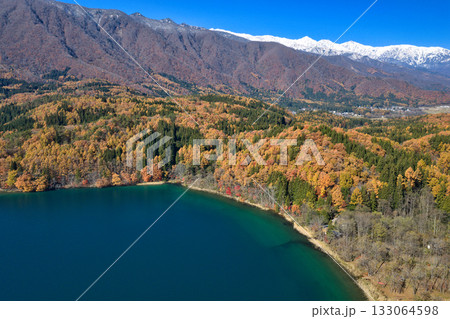 紅葉に包まれた青木湖と冠雪した白馬三山 長野県大町市(ドローンによる空撮) 紅葉に包まれた青木湖と冠雪した白馬三山 長野県大町市(ドローンによる空撮) 133064598