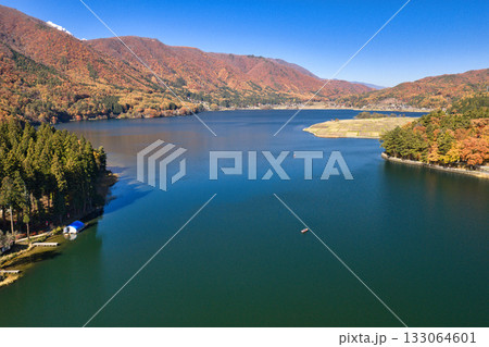 紅葉に包まれた木崎湖　長野県大町市（ドローンによる空撮） 133064601