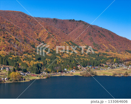 紅葉に包まれた木崎湖 長野県大町市(ドローンによる空撮) 紅葉に包まれた木崎湖 長野県大町市(ドローンによる空撮) 133064606