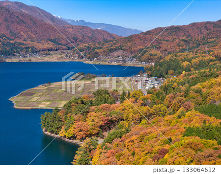 紅葉に包まれた木崎湖 長野県大町市(ドローンによる空撮) 紅葉に包まれた木崎湖 長野県大町市(ドローンによる空撮) 133064612