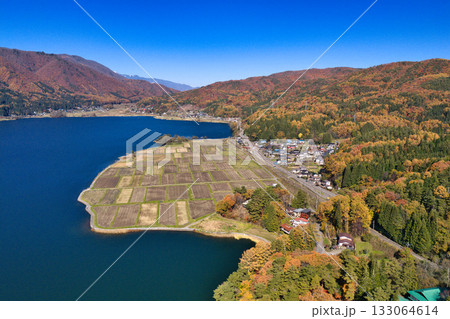 紅葉に包まれた木崎湖 長野県大町市(ドローンによる空撮) 紅葉に包まれた木崎湖 長野県大町市(ドローンによる空撮) 133064614