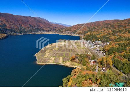 紅葉に包まれた木崎湖　長野県大町市（ドローンによる空撮） 133064616