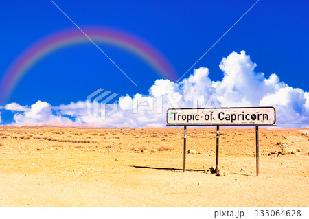 酷暑のナミブ砂漠の絶景と南回帰線の看板 酷暑のナミブ砂漠の絶景と南回帰線の看板 133064628