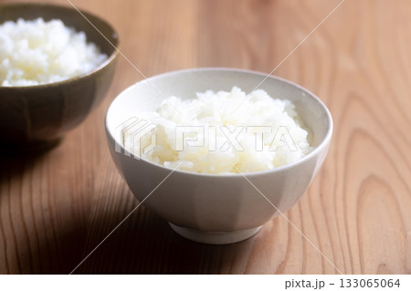 茶碗に盛られた新米のご飯 133065064