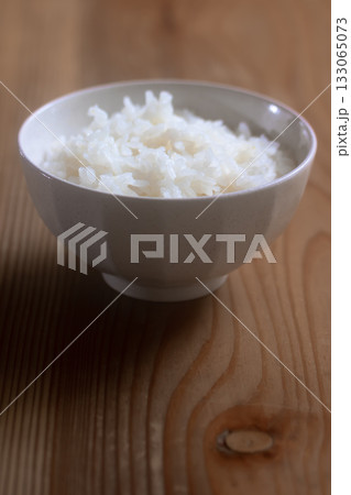 茶碗に盛られた新米のご飯 茶碗に盛られた新米のご飯 133065073