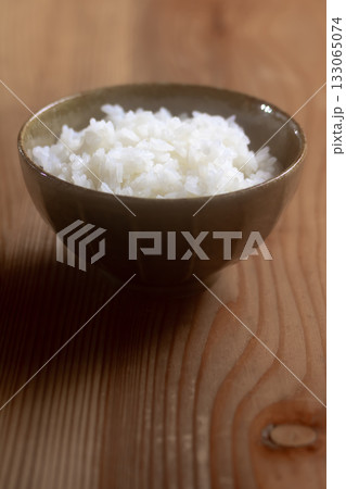 茶碗に盛られた新米のご飯 133065074